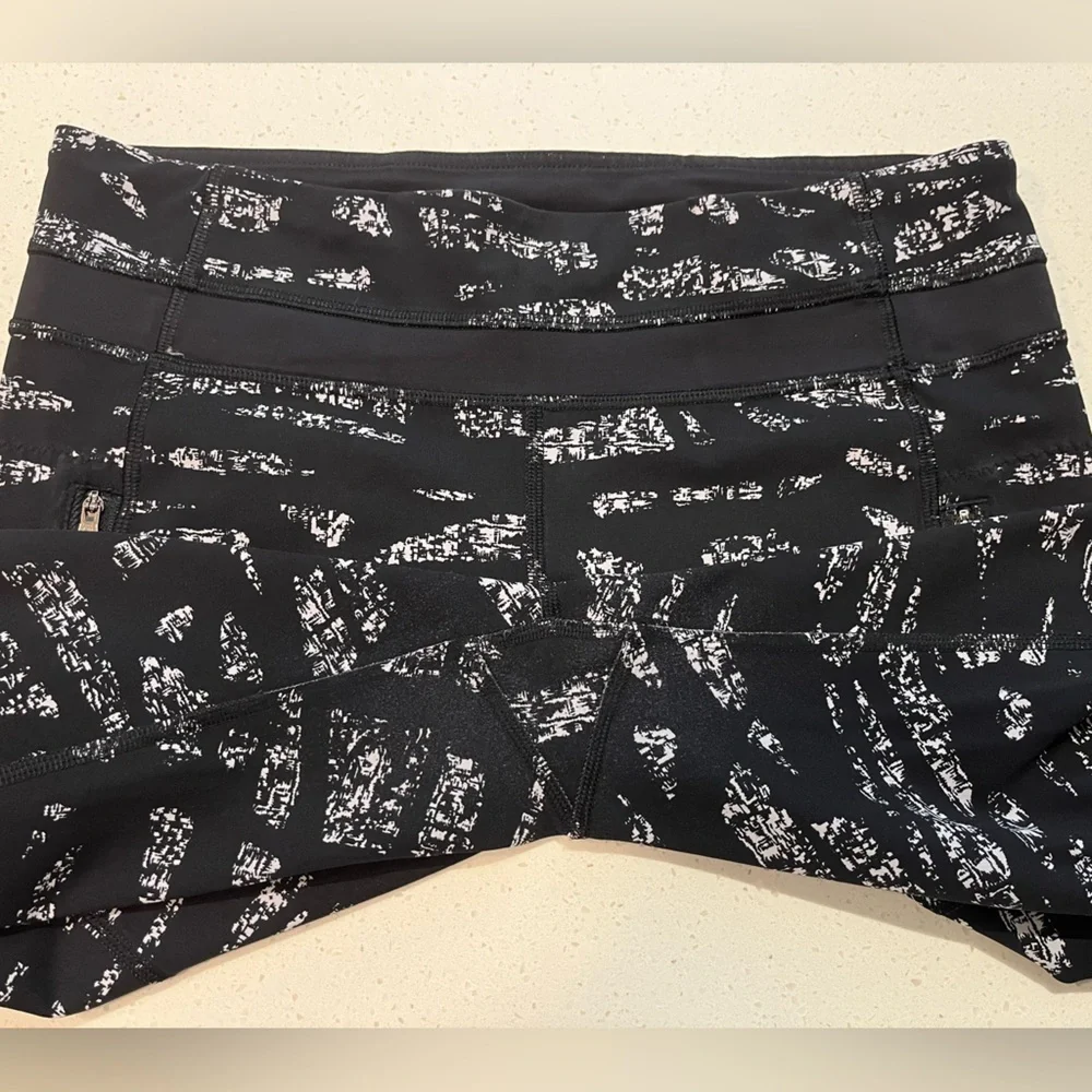 Lululemon Inspire Tight II in Graf Black White / Black Size 8